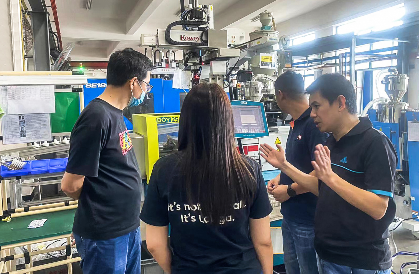 Customers visit our company to customize plastic injection molding